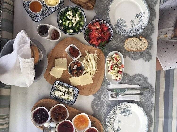 فندق صغير Cunda Adali Pansiyon