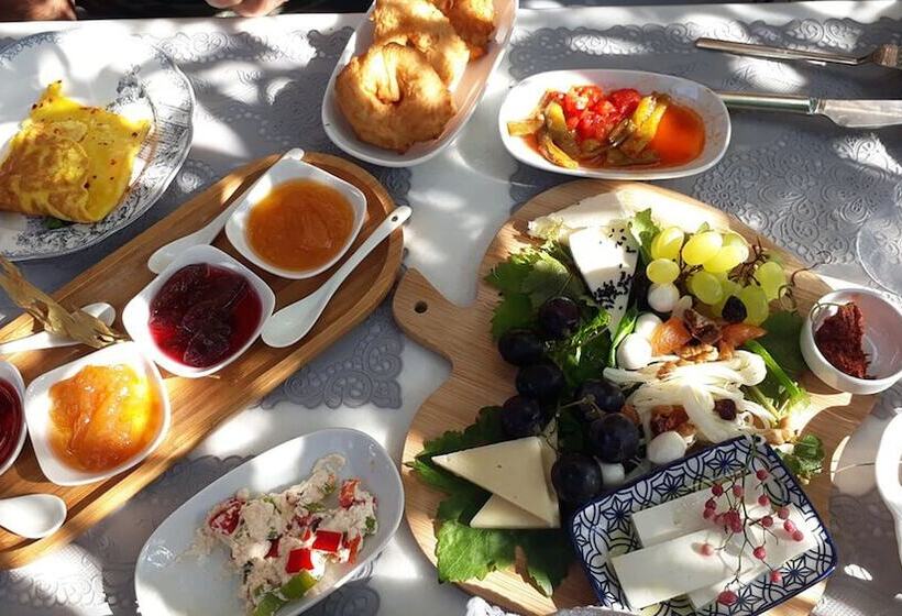 فندق صغير Cunda Adali Pansiyon