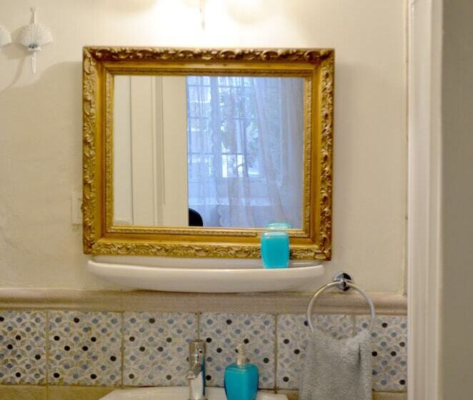 فندق صغير Cunda Adali Pansiyon