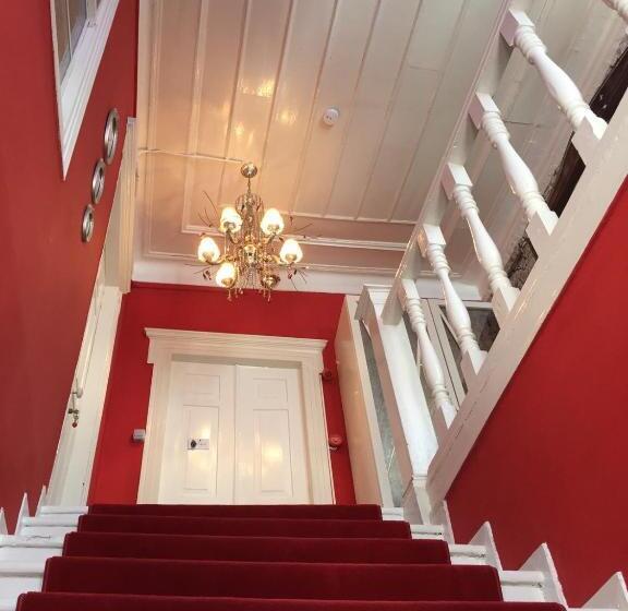 فندق صغير Cunda Adali Pansiyon