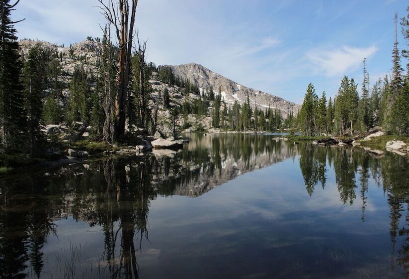 Отель Sawtooth Lodge