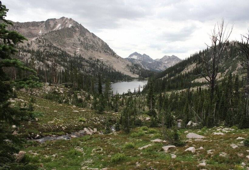 Отель Sawtooth Lodge