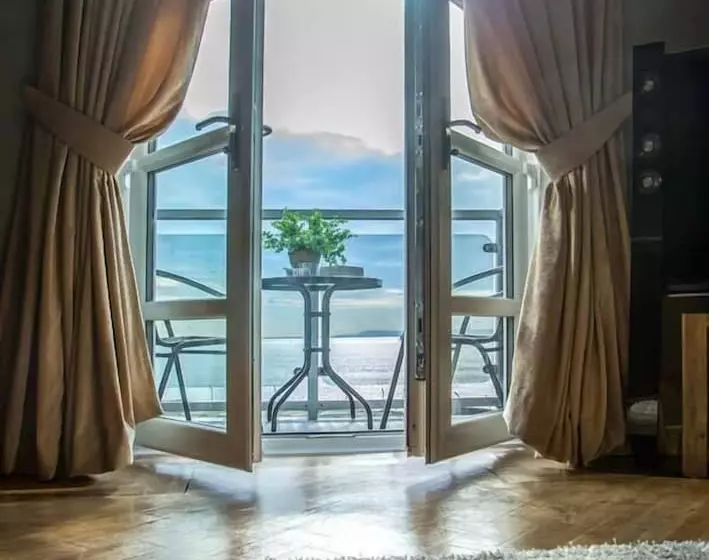 6 Mariners Point