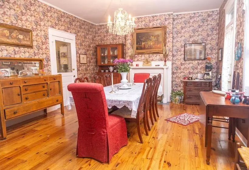 Red Rose Inn Bed & Breakfast