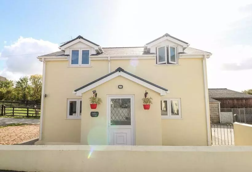 Saddlers Cottage, Berllandeg Farm