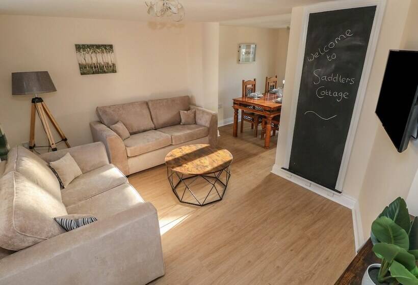 Saddlers Cottage, Berllandeg Farm