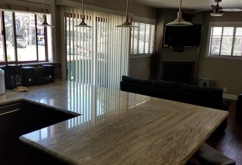 酒店 Gondola Lodge