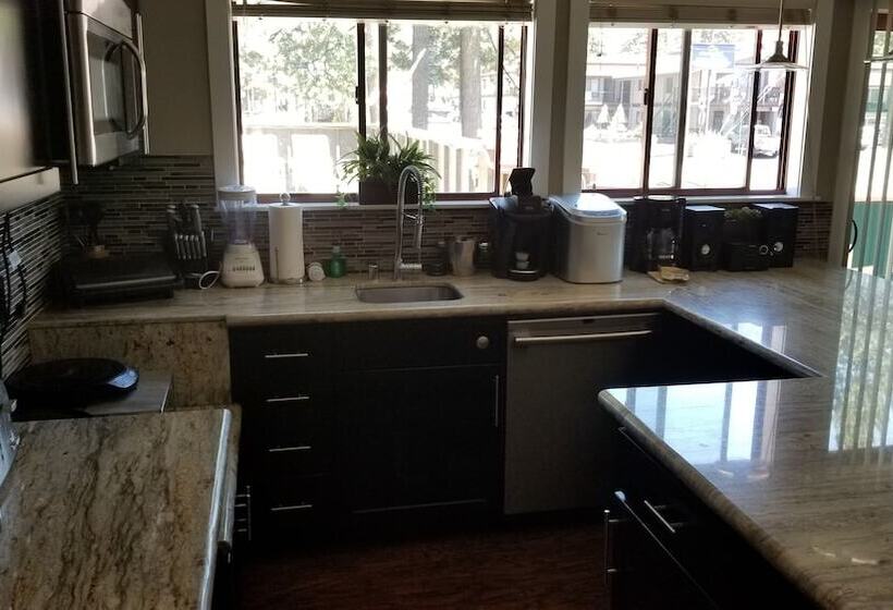 酒店 Gondola Lodge