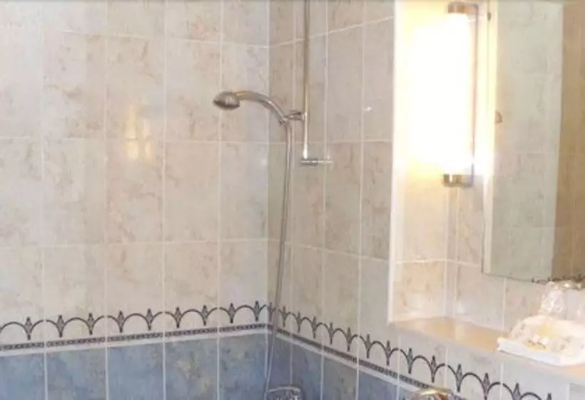 Hotelli Hôtel Grill Le Coudray Montceaux