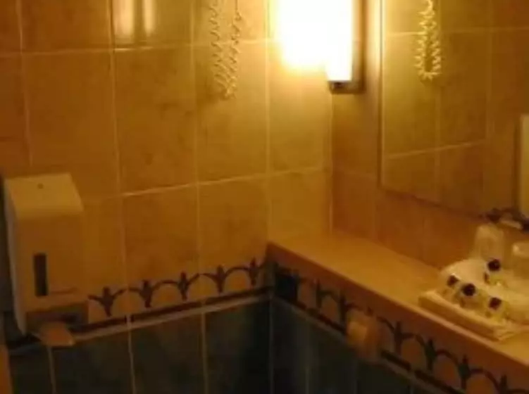 Hotelli Hôtel Grill Le Coudray Montceaux