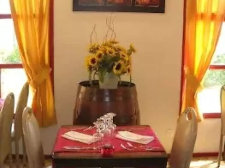 Hotelli Hôtel Grill Le Coudray Montceaux