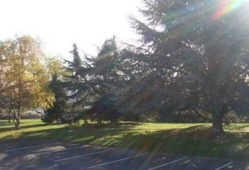 Hotelli Hôtel Grill Le Coudray Montceaux