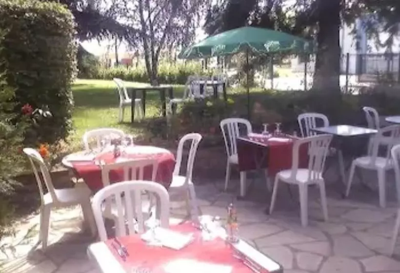 Hotelli Hôtel Grill Le Coudray Montceaux