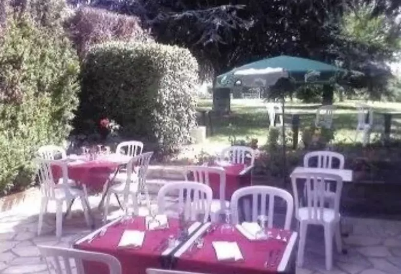 Hotelli Hôtel Grill Le Coudray Montceaux