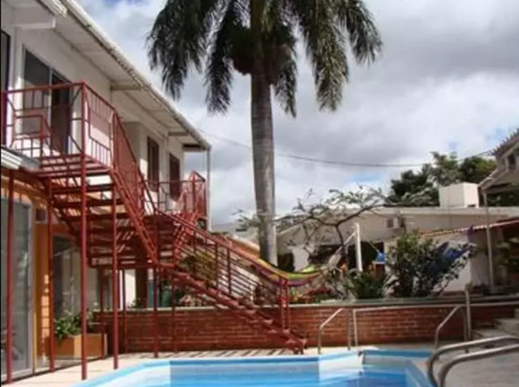 تختخواب و صبحانه Econo Guest House