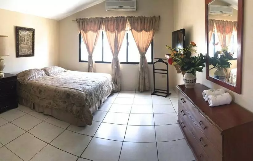 تختخواب و صبحانه Econo Guest House
