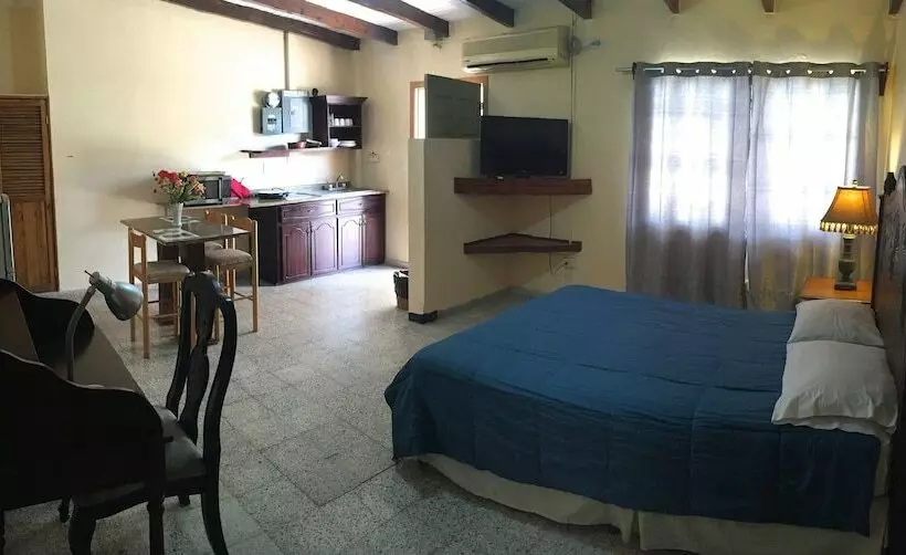 تختخواب و صبحانه Econo Guest House