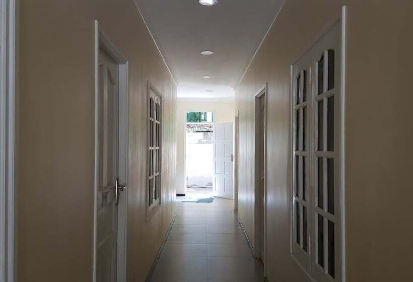 تختخواب و صبحانه Local Travel Beach