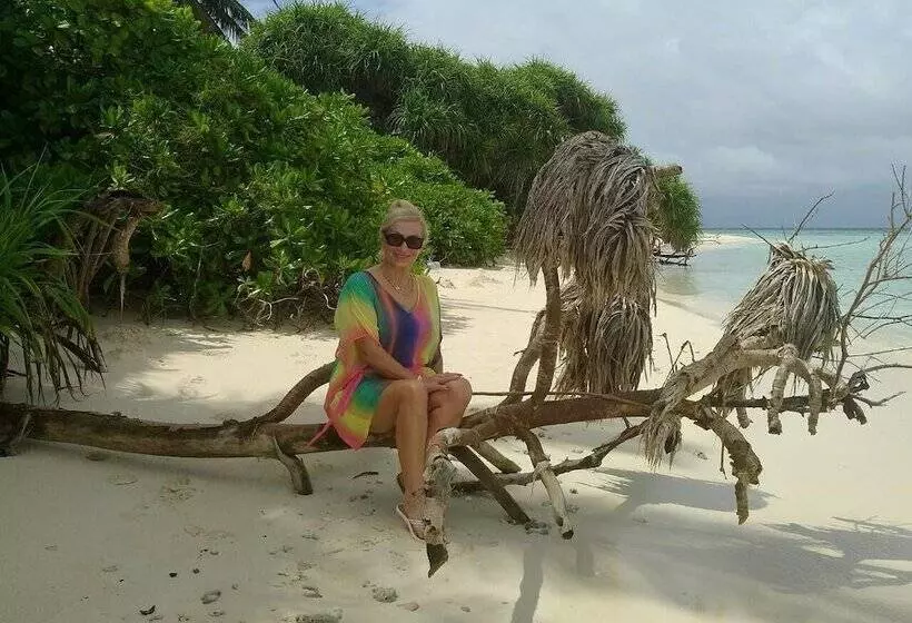 تختخواب و صبحانه Local Travel Beach