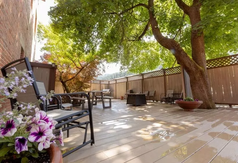 Helgeson Place Hotel & Suites