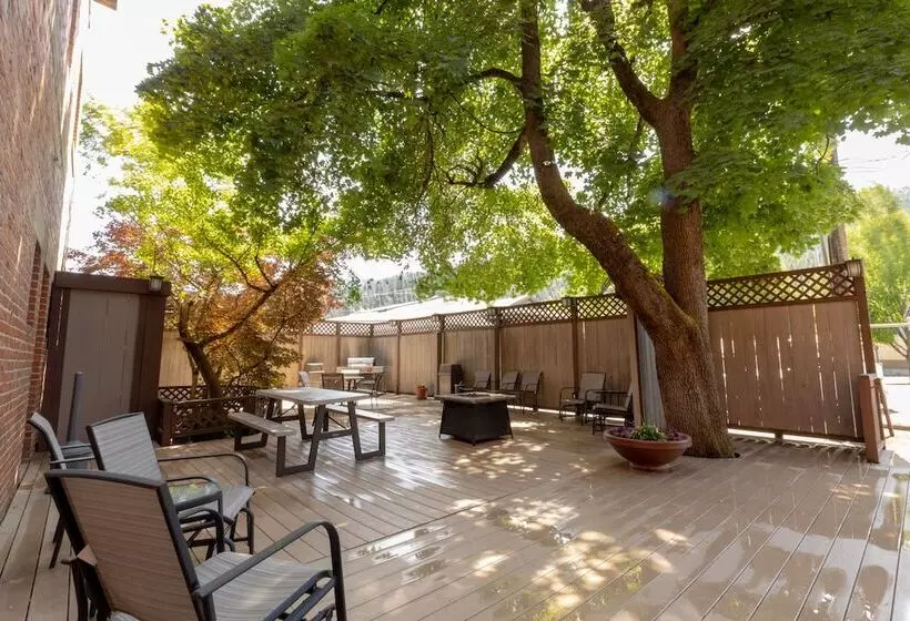 Helgeson Place Hotel & Suites