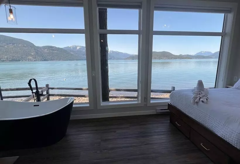 Hotelli The Lodge On Harrison Lake