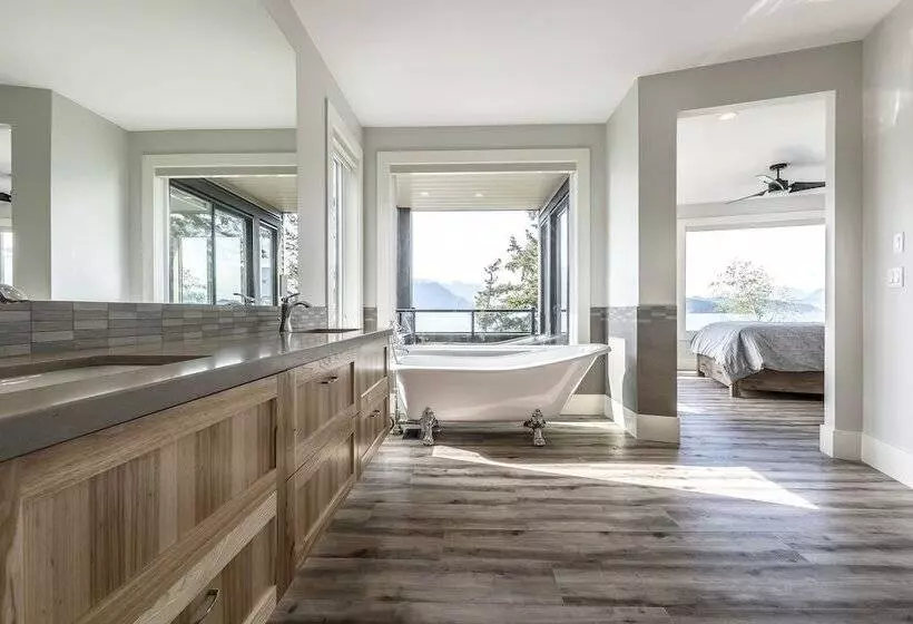 Hotelli The Lodge On Harrison Lake