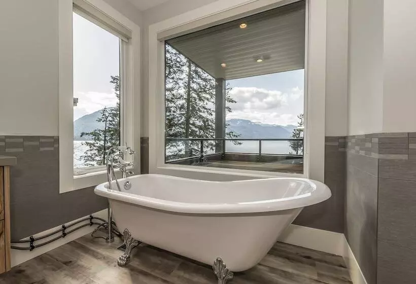 Hotelli The Lodge On Harrison Lake