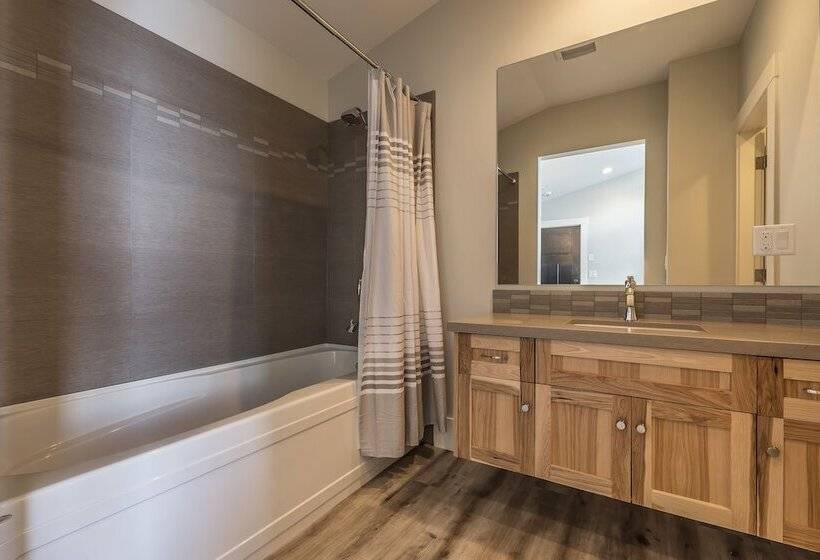 酒店 The Lodge On Harrison Lake