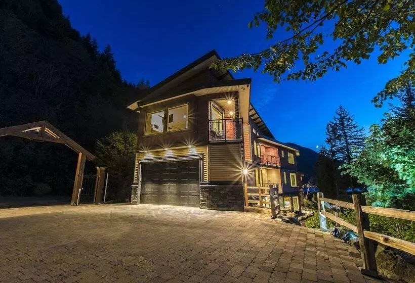 Hotelli The Lodge On Harrison Lake