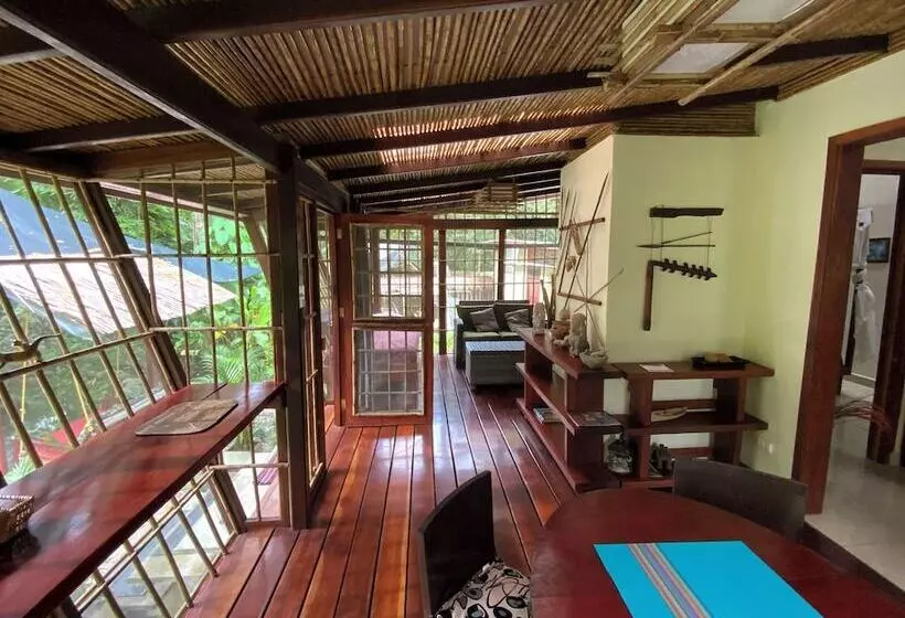 Hotelli Uva Blue Jungle Villas