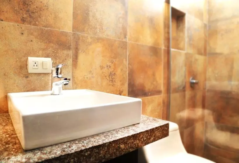 Mauna Suites And Hostal   Hostel