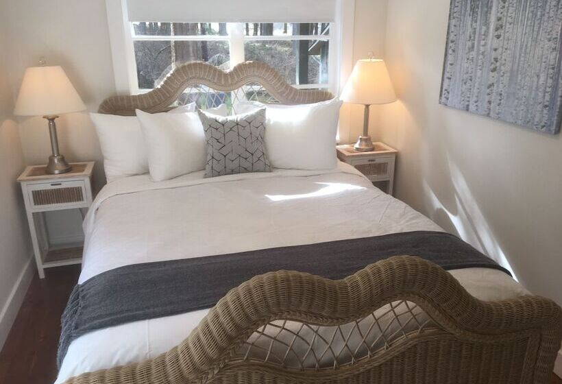 Lakeshore On Salt Spring