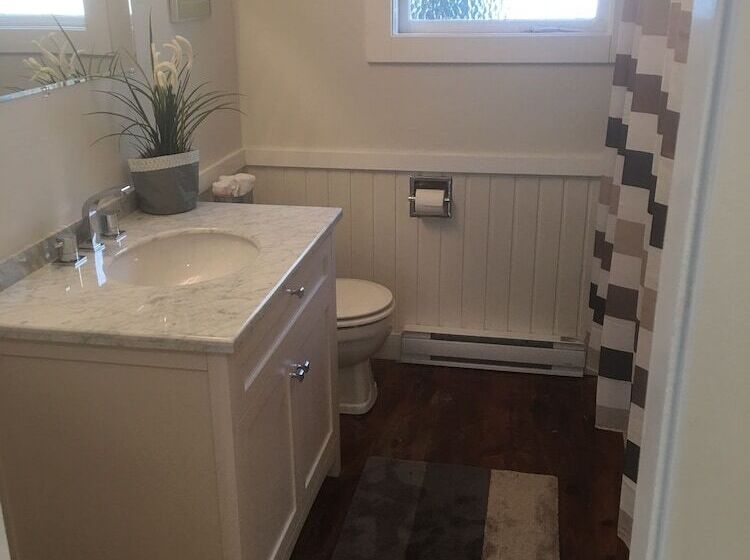 Lakeshore On Salt Spring