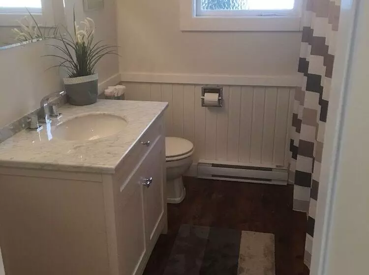 Lakeshore On Salt Spring