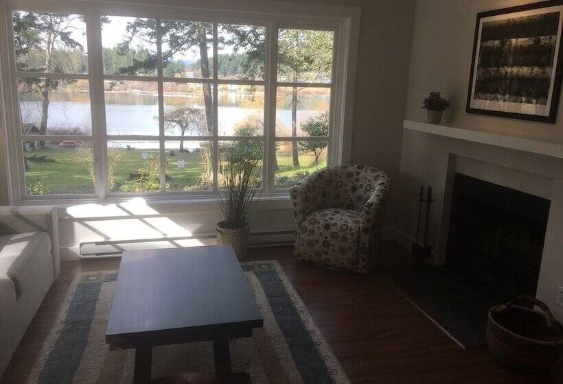 Lakeshore On Salt Spring