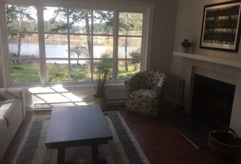 Lakeshore On Salt Spring