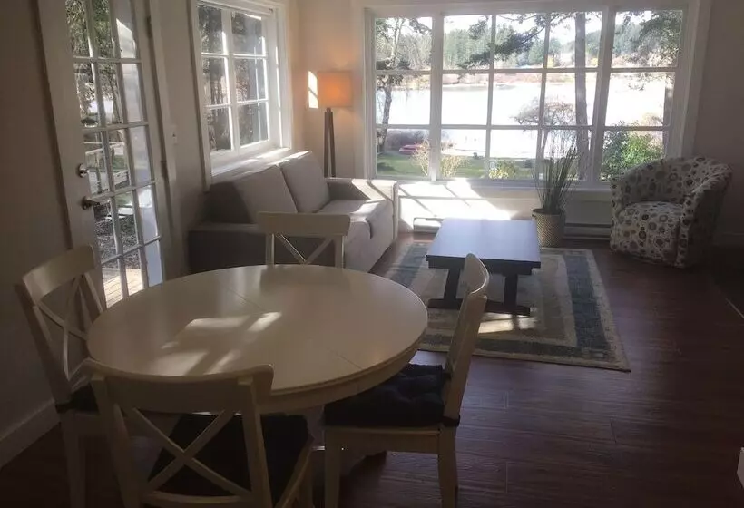 Lakeshore On Salt Spring