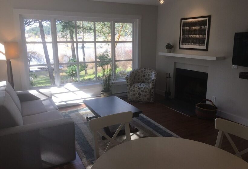 Lakeshore On Salt Spring