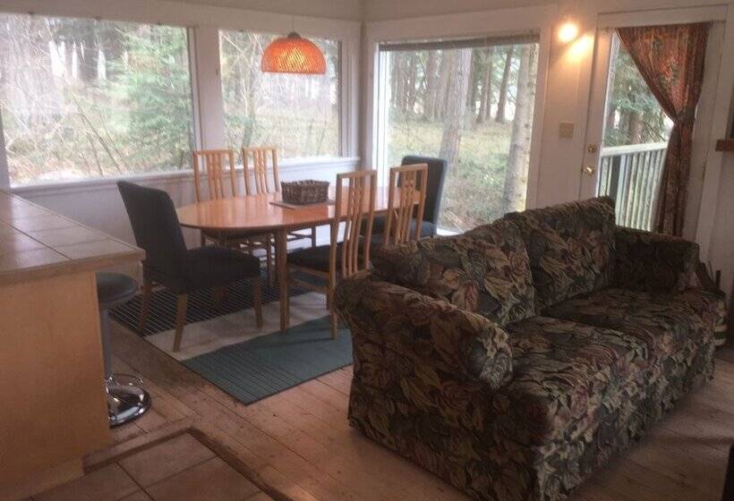 Lakeshore On Salt Spring