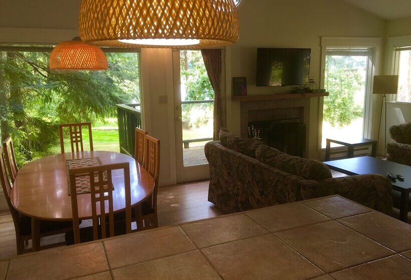 Lakeshore On Salt Spring