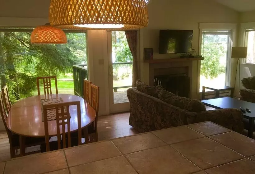 Lakeshore On Salt Spring