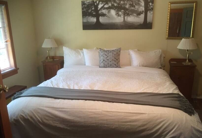 Lakeshore On Salt Spring