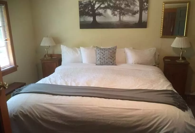 Lakeshore On Salt Spring