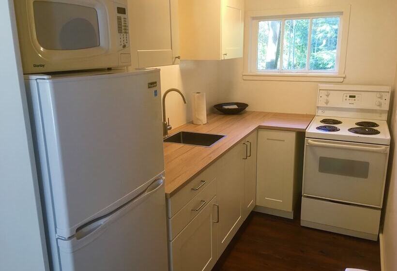 Lakeshore On Salt Spring