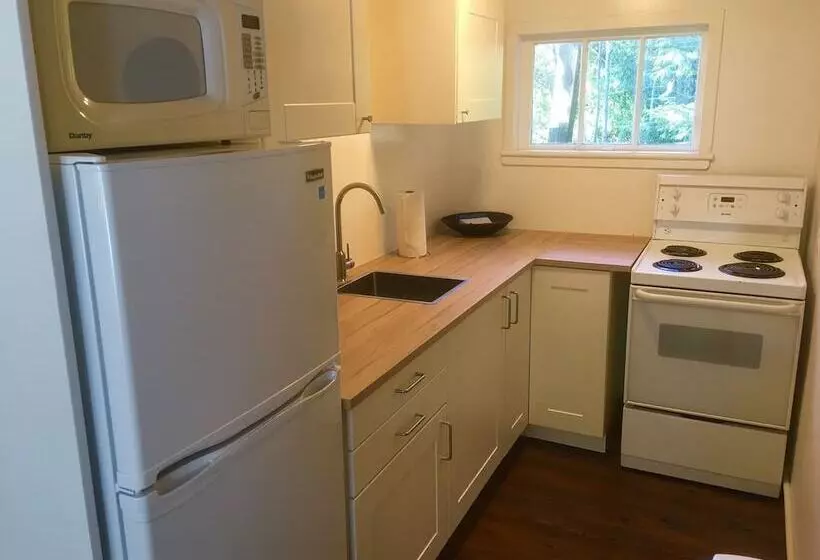 Lakeshore On Salt Spring