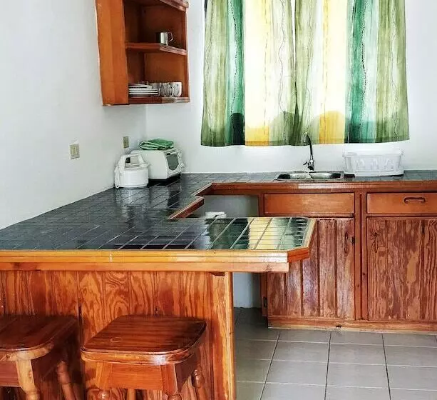 پانسیون Bananaquit Apartments