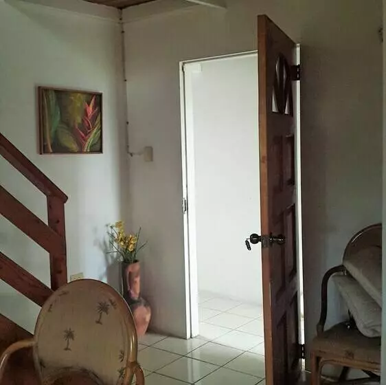 پانسیون Bananaquit Apartments