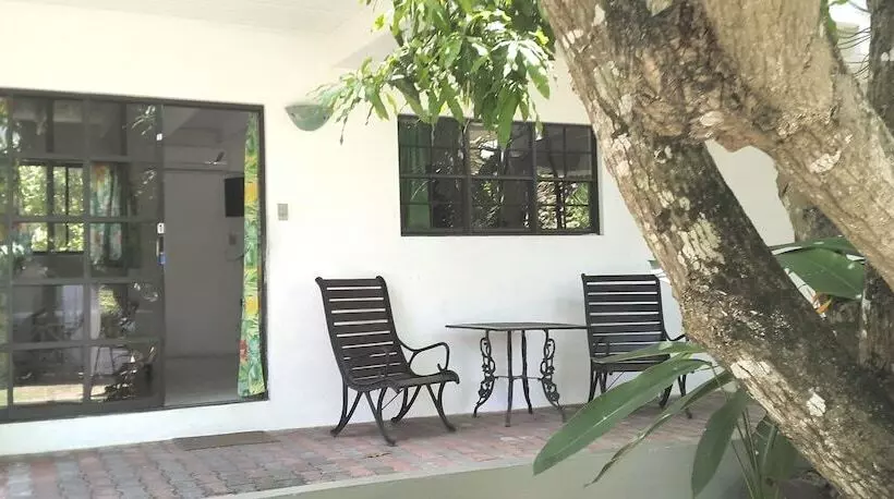 پانسیون Bananaquit Apartments