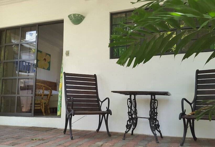 پانسیون Bananaquit Apartments